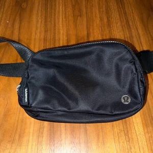 Lululemon Everywhere Black Belt Bag 1L